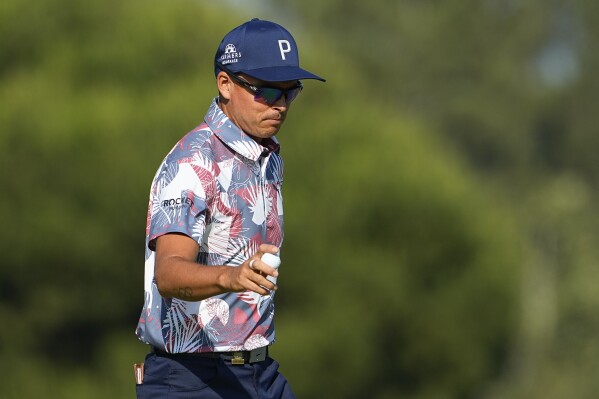 What does the p on rickie fowler's hat mean discount